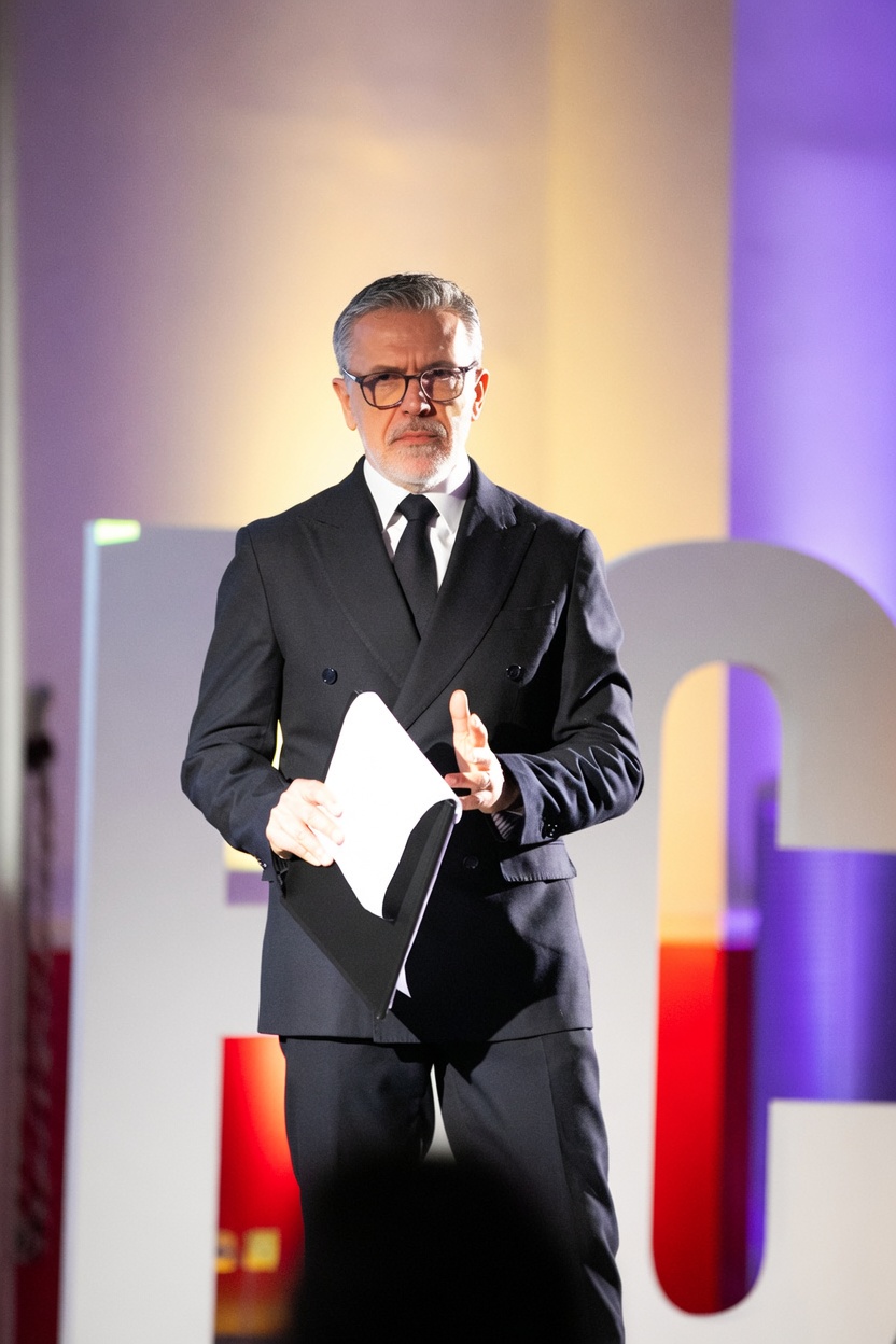 Paolo Leccese durante la moderazione di un evento corporate